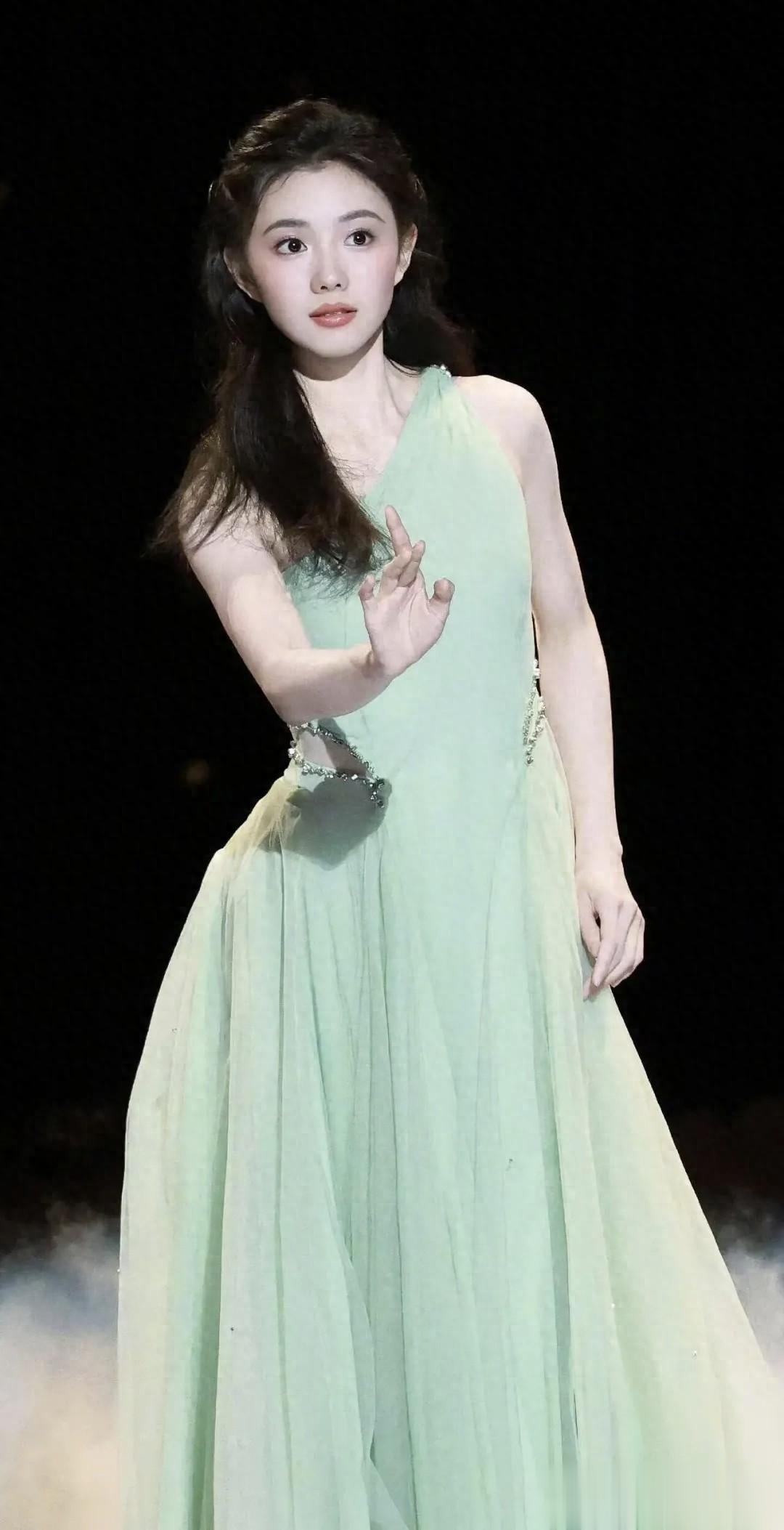 刘浩存这套薄荷绿纱裙，又仙又灵动！