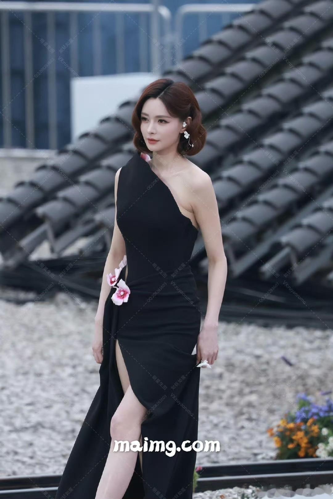 沈梦辰身材又高又瘦，皮肤又白又嫩，感觉杜海涛似乎都配不上了