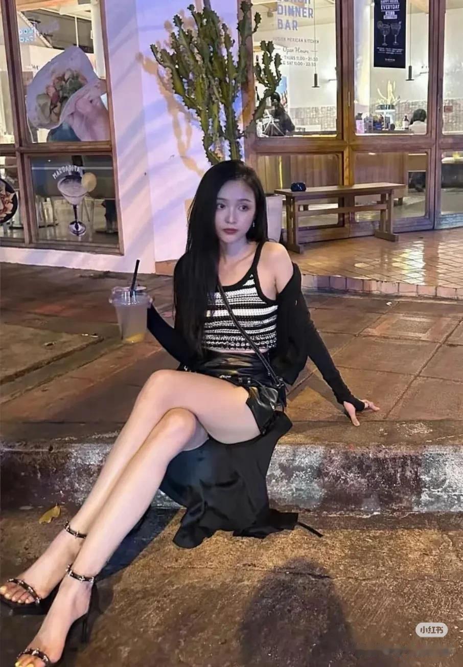 吴宣仪这坐姿好显腿长,又细又白