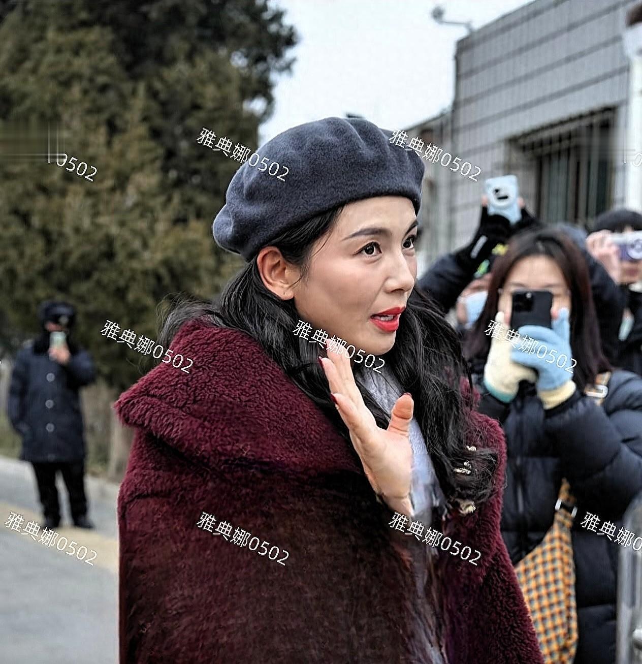 电视台门口蹲到参加春晚彩排的刘涛,本人打扮时尚但皮肤黑不年轻