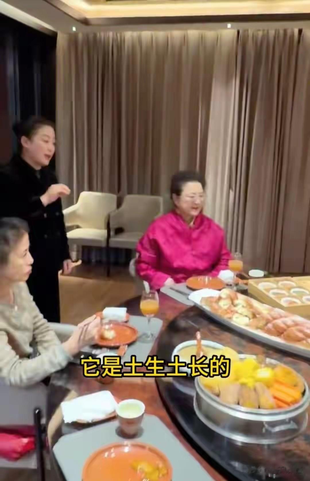 贾乃亮一家过年吃全鱼宴，甜馨乖巧懂事，爷爷奶奶看着超年轻