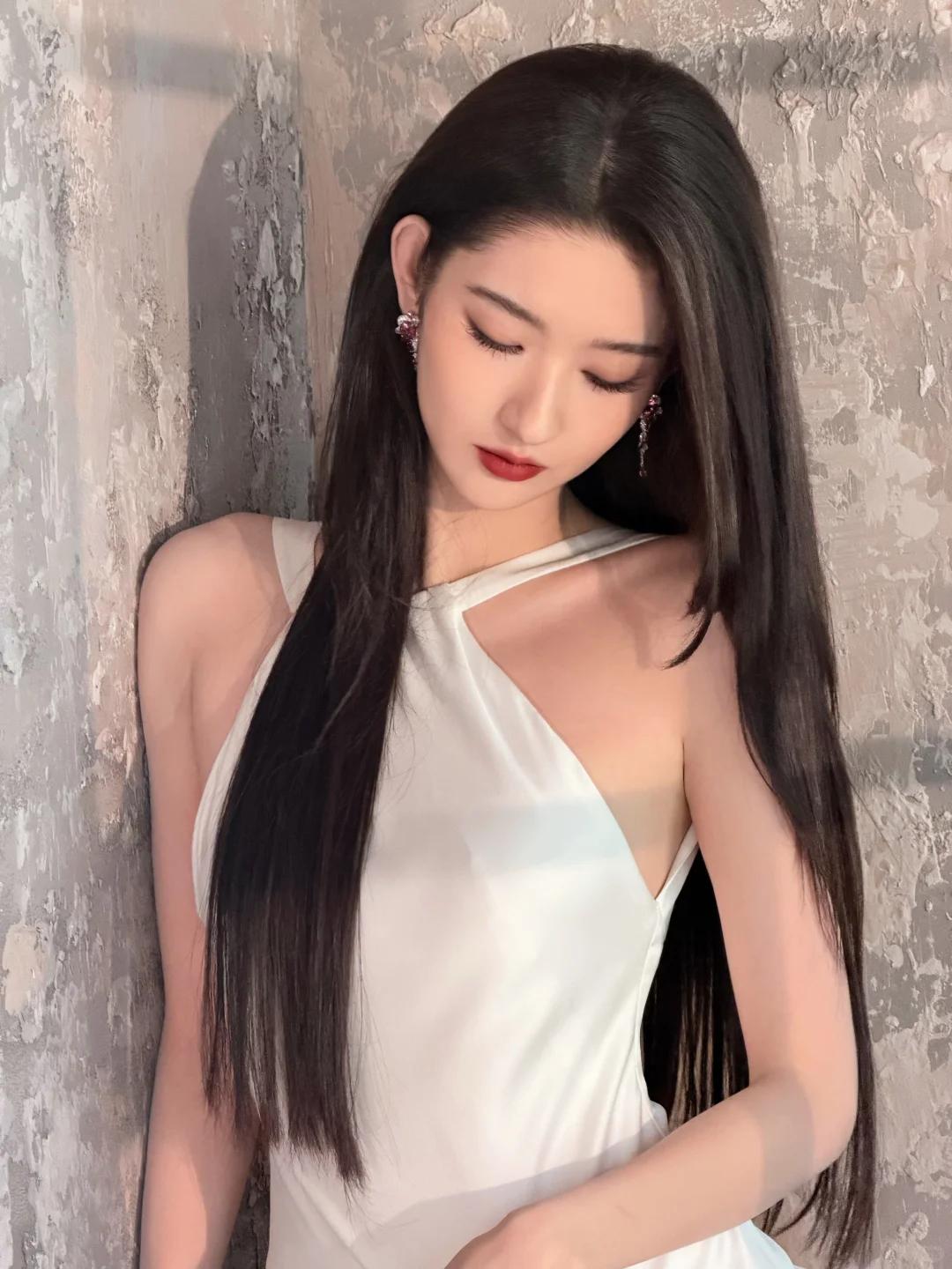 成都这一夜，王玉雯真空，佘诗曼穿深V，却被虎背熊腰的小咖抢镜