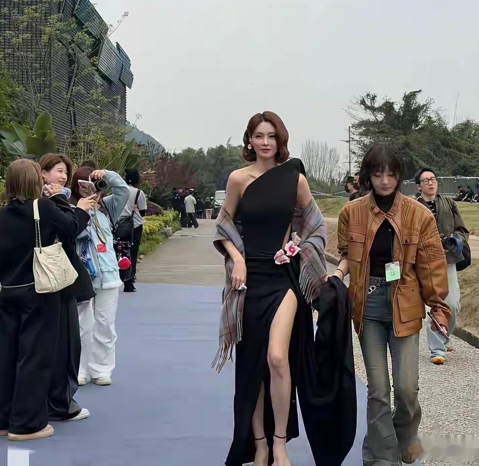 哇塞，差点没认出来，真人比电视上还要漂亮，太苗条迷人百看不厌
