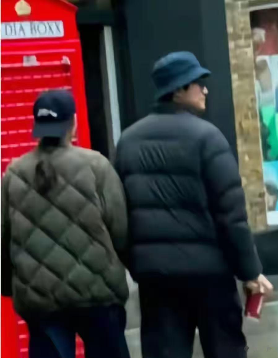 王玉雯被曝分手后现身巴黎!素颜满脸疲惫,母亲跟在身后默默陪伴