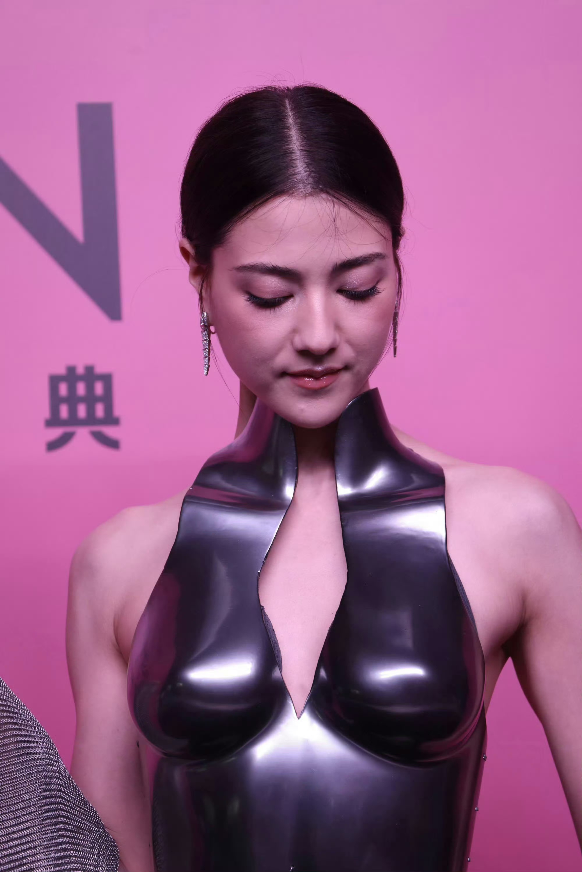 娜然这衣服很个性