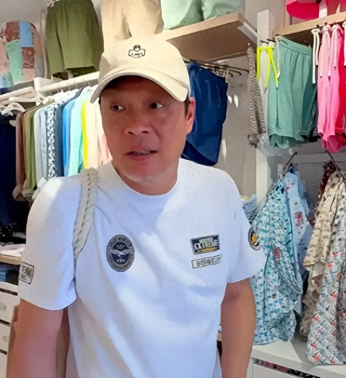 恩爱15年难敌岁月残酷!56岁范志毅身形佝偻,39岁张梦瑾娇美如花