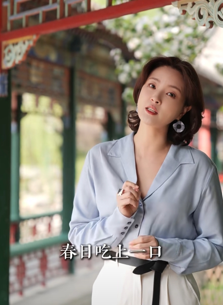 刘芳菲分享上巳节文化，蓝衬衫配白裤，知性优雅美貌依旧