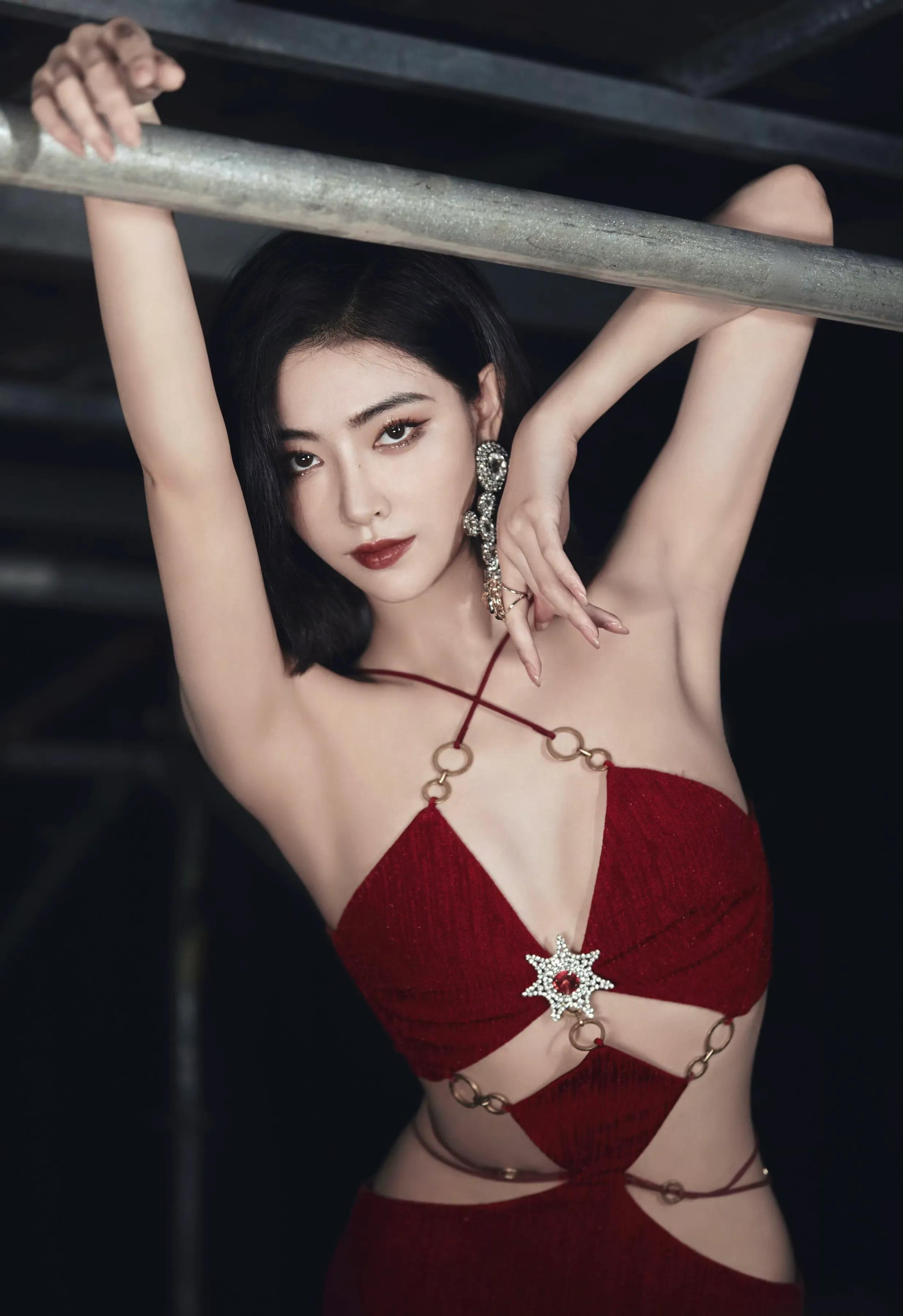 许佳琪，红色吊带裙，性感妖娆
