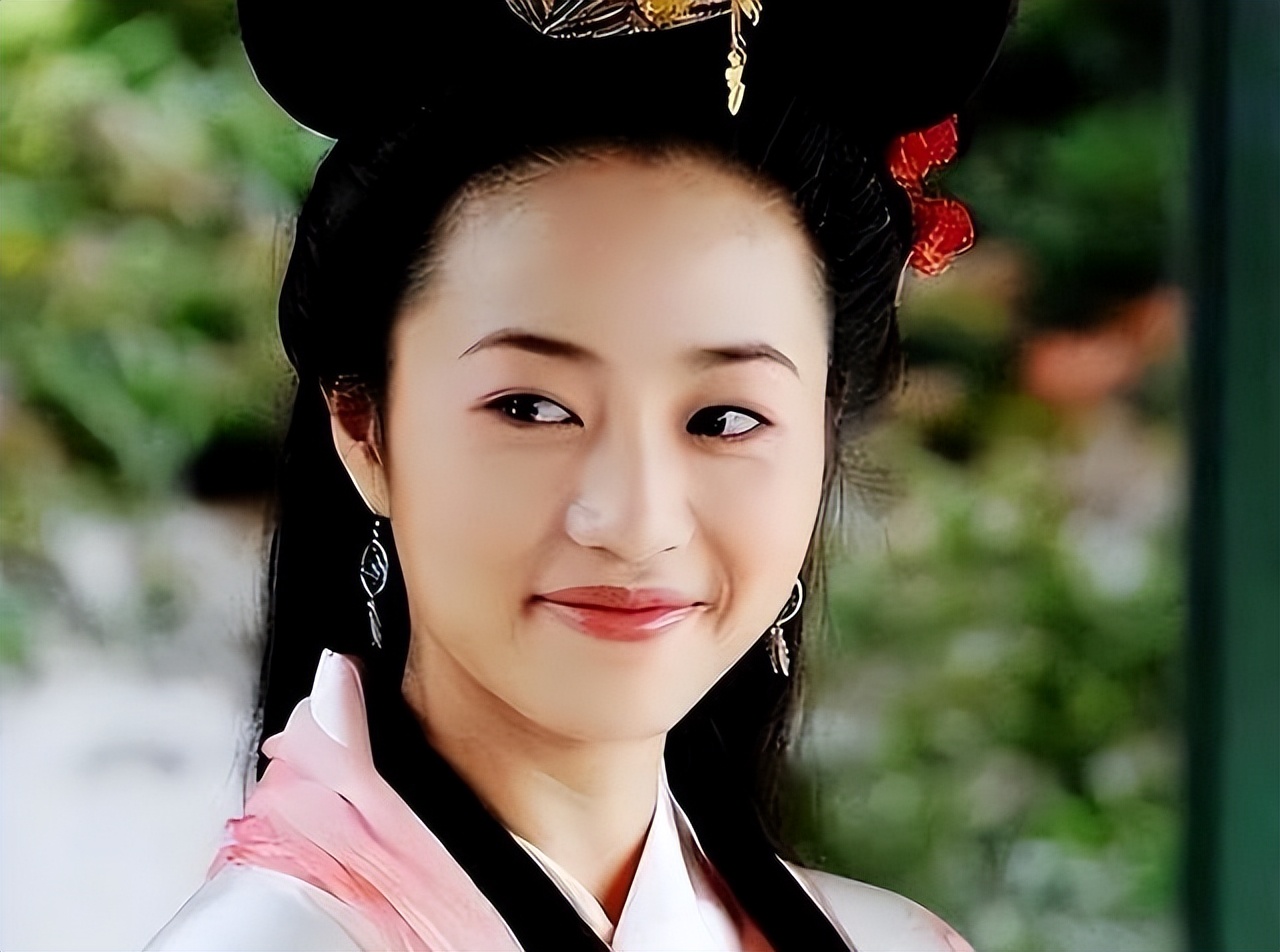 爷爷是中国表演艺术家，老公是北电院长，她却坚持靠演技走红！