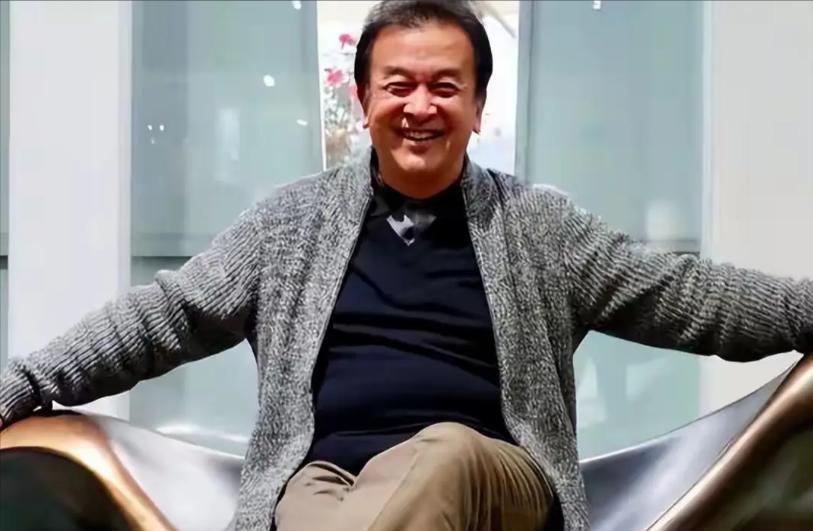 黄宏现状：住北京普通小区，闲时照顾外孙女，65岁走路需要人搀扶