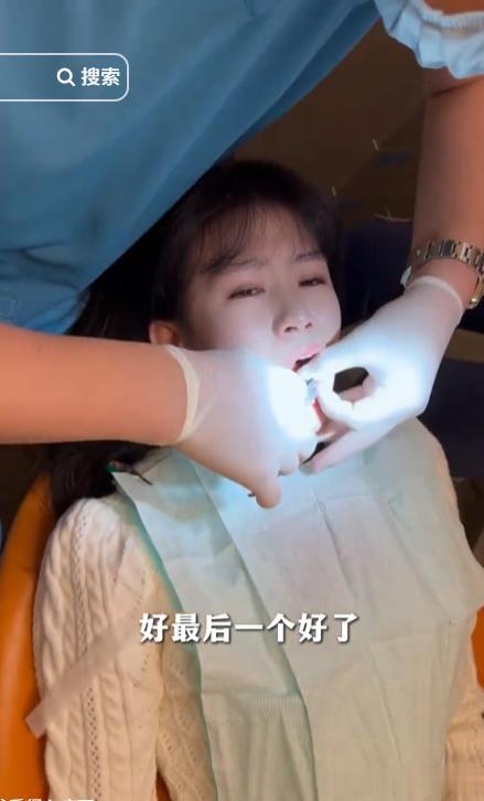 鲍蕾带17岁贝儿摘牙套，中途哭喊太疼，陆毅握女儿手急出满头大汗
