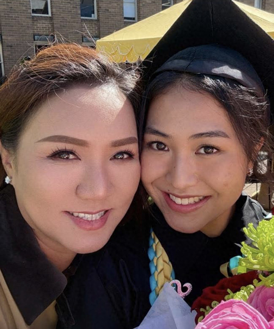 黎瑞恩见证23岁女儿大学毕业，赴澳洲参加毕业礼，自曝从头哭到尾