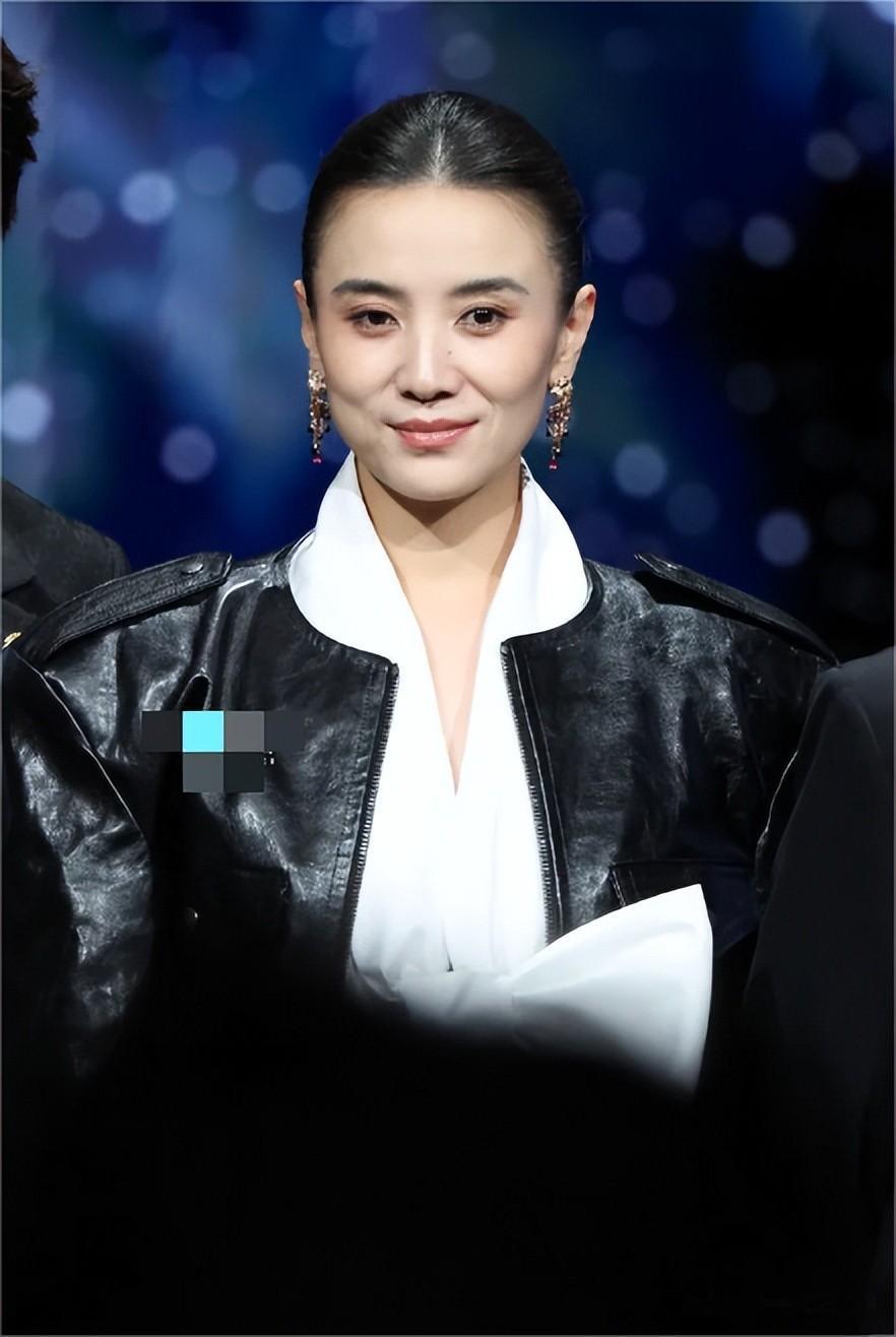 还得是老艺人敢穿，姚晨李冰冰深v较劲，却被保守的惠英红抢风头