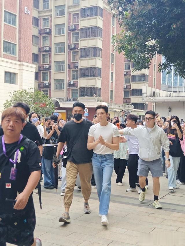 陈伟霆佛山拍剧被野生捕获！全程臭脸无表情 网民狠批“面相不善”