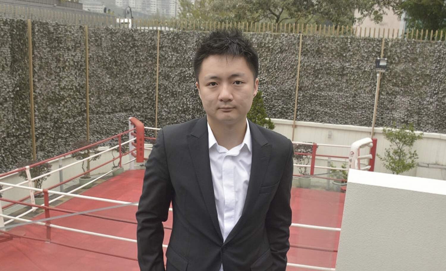 恭喜!香港知名富商宣布将结婚,在自家四层高豪宅吊威亚求婚成功