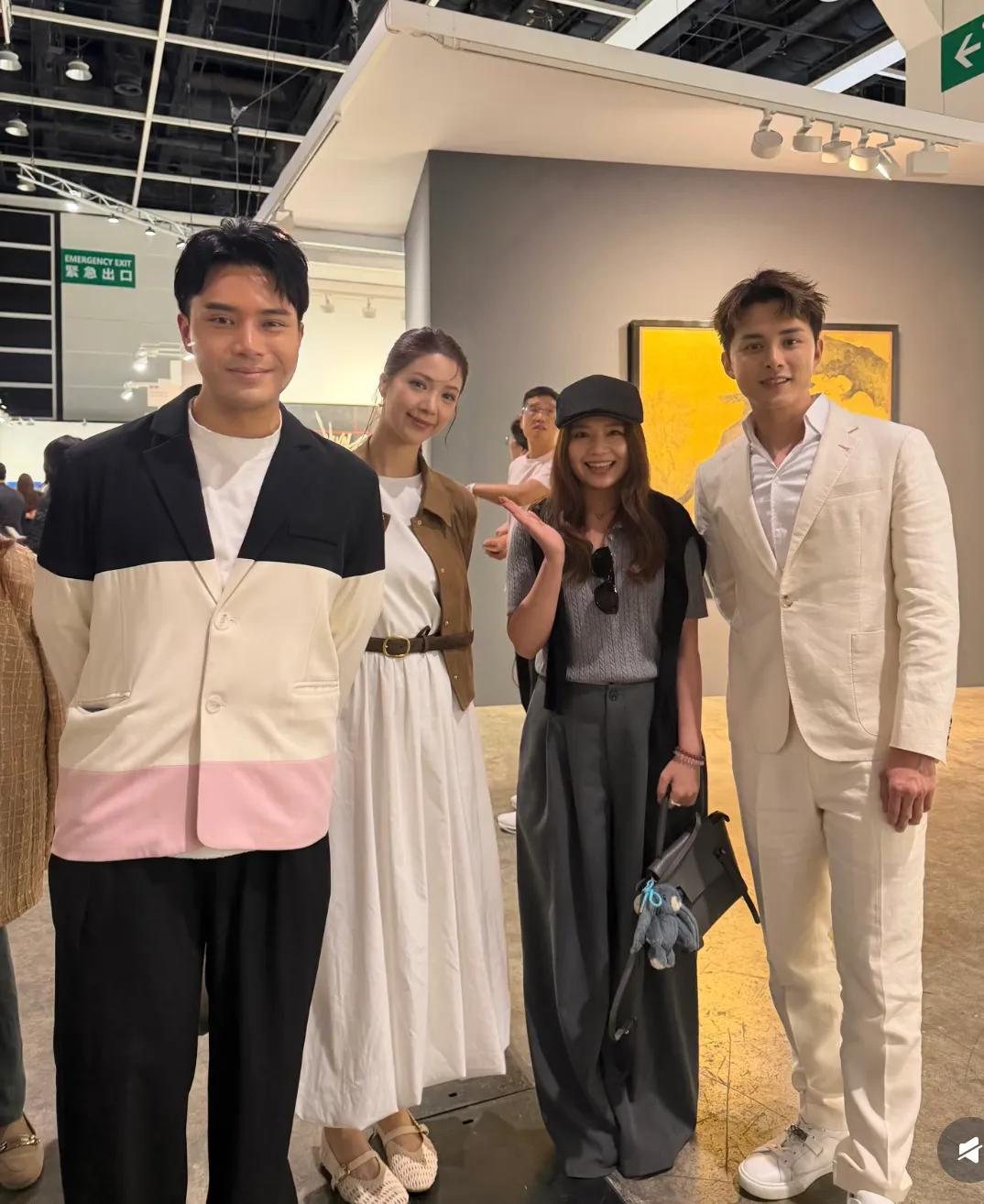 邓文迪戴黄金手镯看展，林志玲穿红裙漂亮，章泽天素颜很青春！