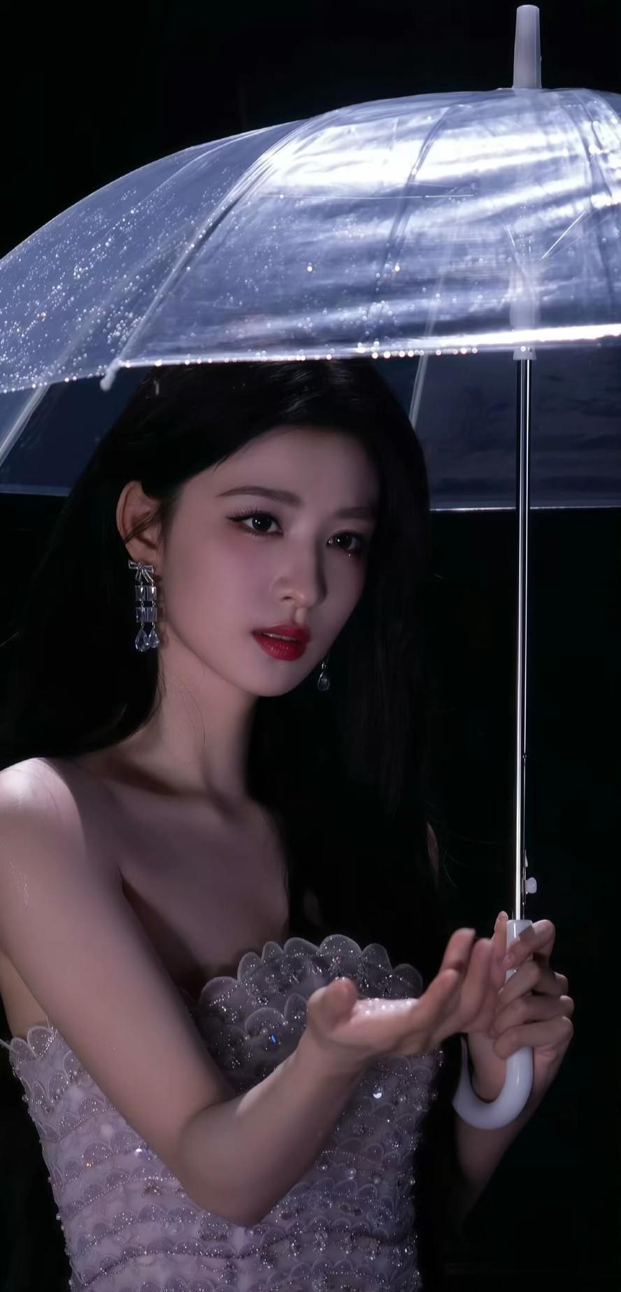 王楚然春晚造型太美了，穿红裙明艳大气，状态好的像18岁!