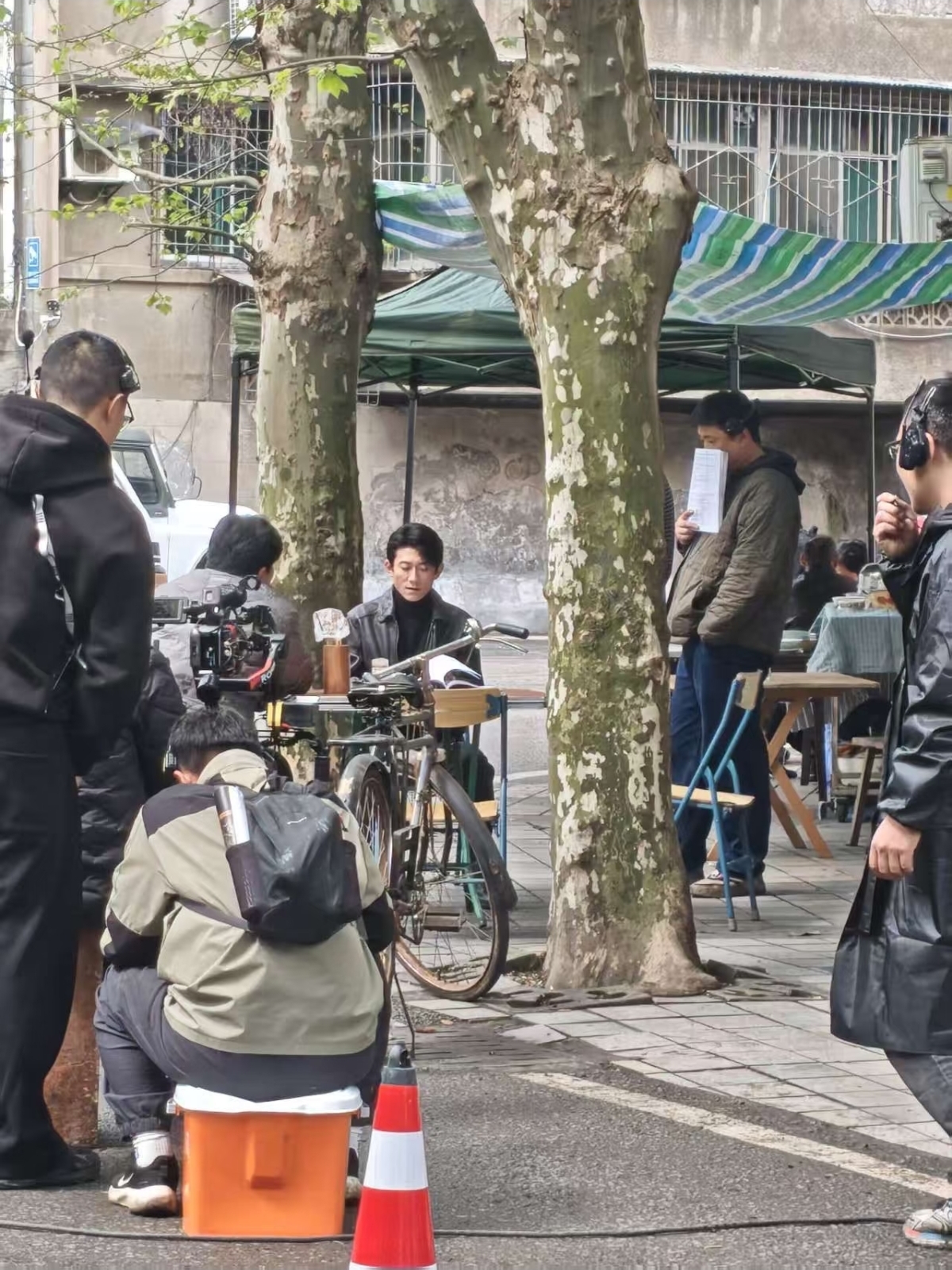 张一山重庆拍戏被偶遇，本人比电视上还帅痞帅，就是看着太瘦了吧