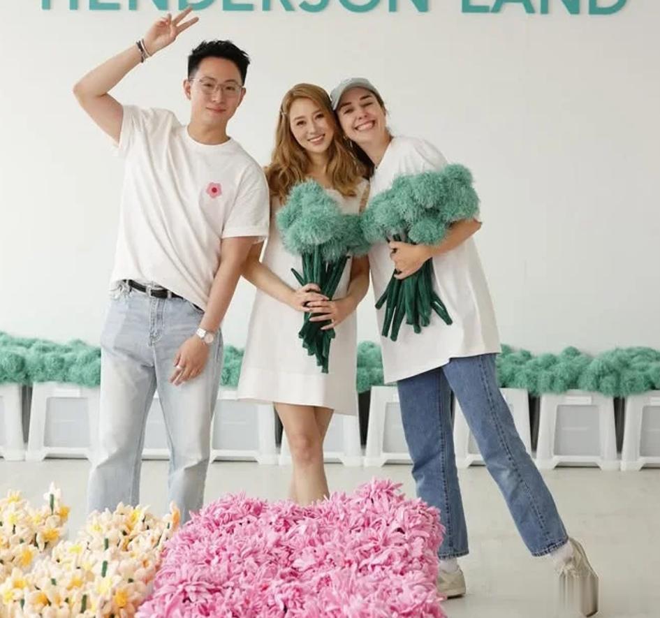 阔太徐子淇亮相艺术展:卷发白裙显优雅,与黎姿林恬儿开心合影