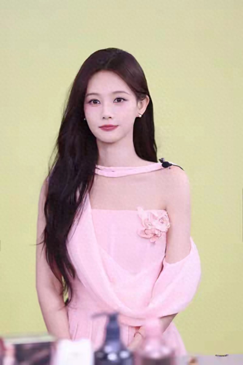 李一桐颜值灵动又耐看,甜妹感和精致感都拉满了。