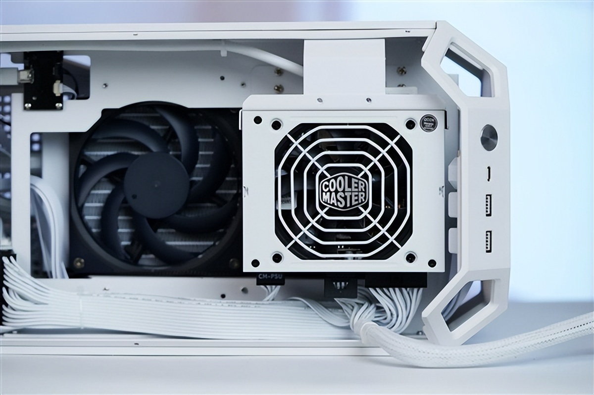 全鋁CNC+白火神顯卡 七彩虹定制主機圖賞