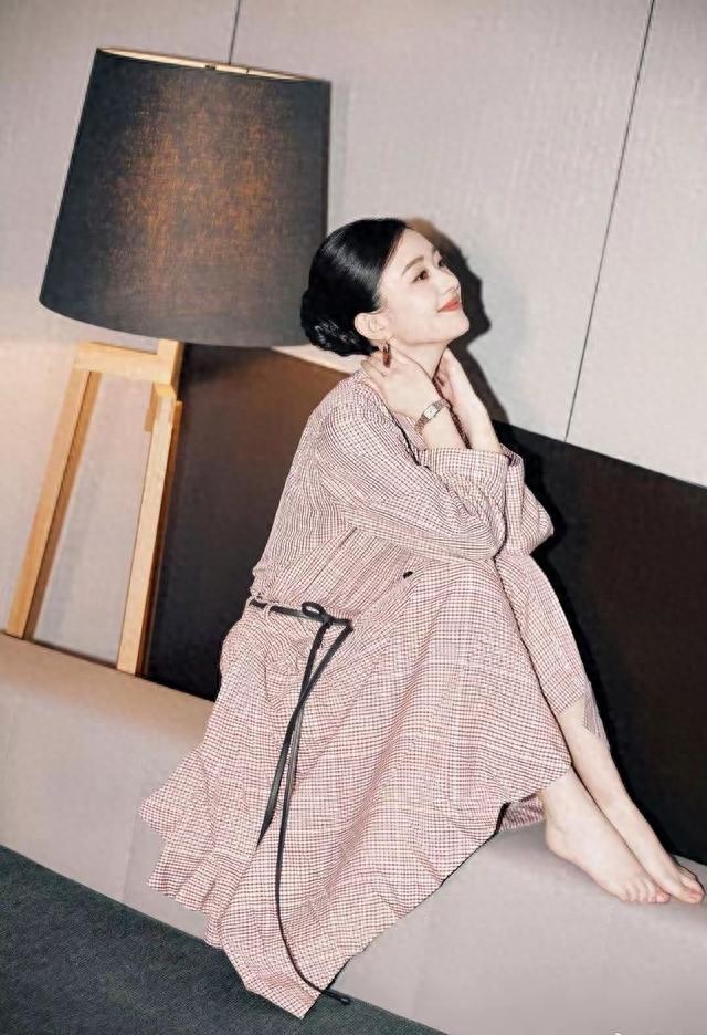 赵丽颖的脚也太绝了吧,线条精致又好看,直接被这颜值惊艳到! ???