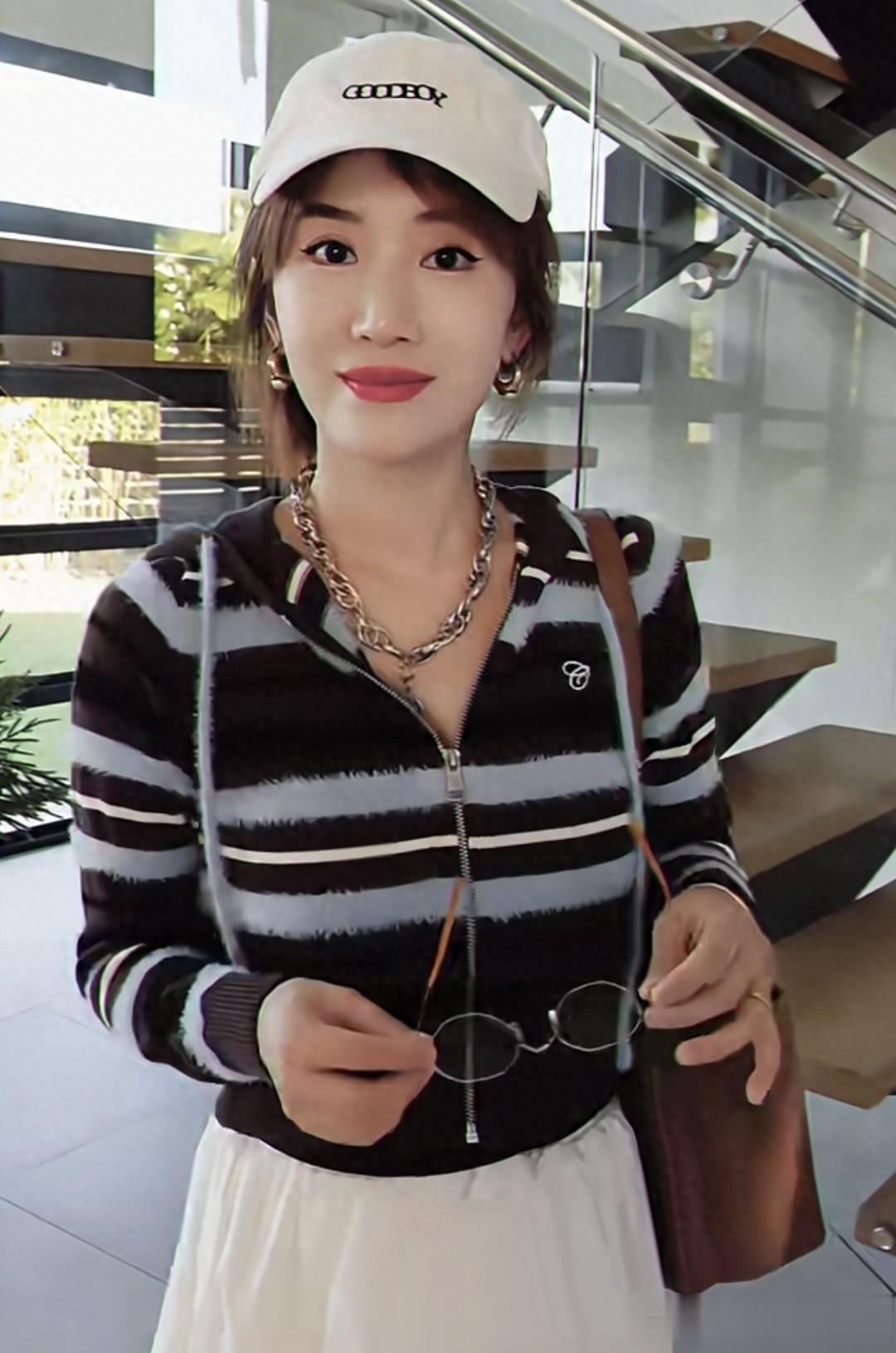 李念在美国逛街买衣服，14岁大女儿出镜气质真好，又瘦又高像模特