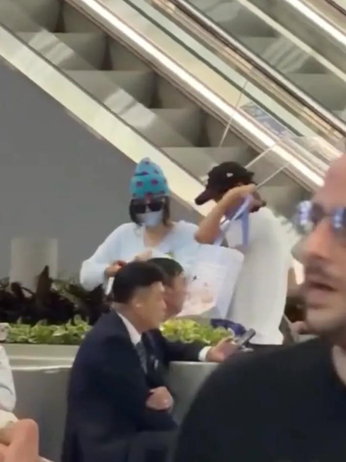 张柏芝机场接大儿子，Lucas贴心帮妈妈提包，母子相拥热聊好有爱