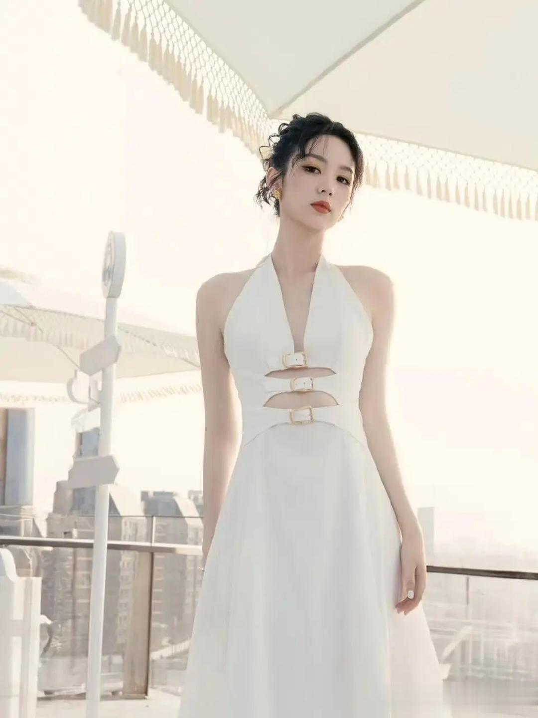 周也挂脖镂空白裙，清冷女神