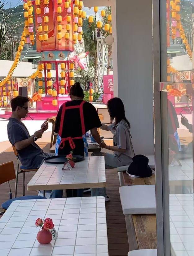 偶遇吴谨言夫妇，和洪尧穿拖鞋出门吃披萨，打扮都好朴素