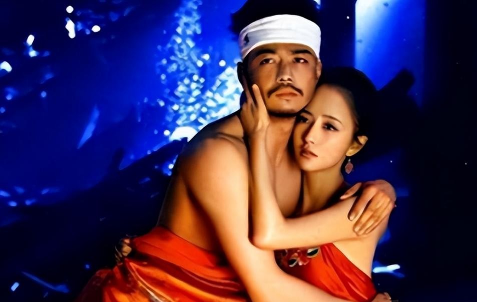 杨烁和老婆一起露面了，网上吵翻天，他们到底图个啥？