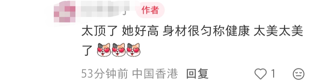 43岁徐子淇香港被偶遇，视察旗下产业，穿套装状态好又高又美