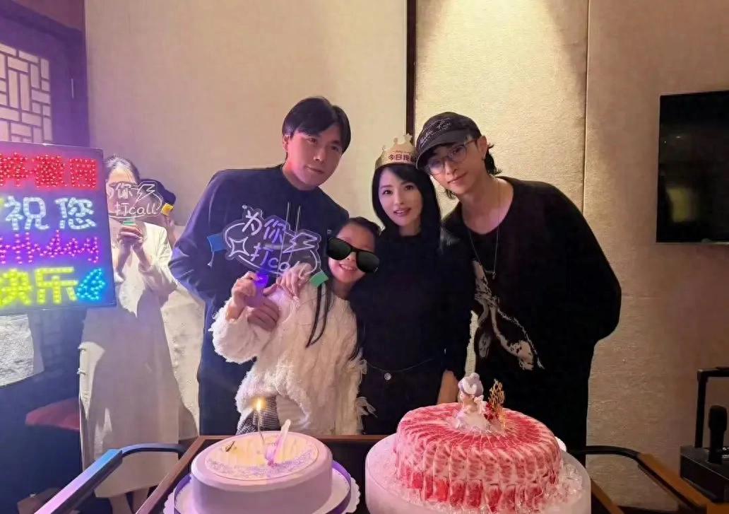 伊能静58岁生日晒全家福，儿子恩利一同庆祝，女儿米粒送了小金豆