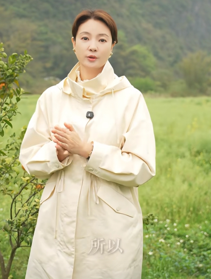 刘芳菲阳朔感慨古人寄情山水，米白风衣配低马尾温婉知性气质动人