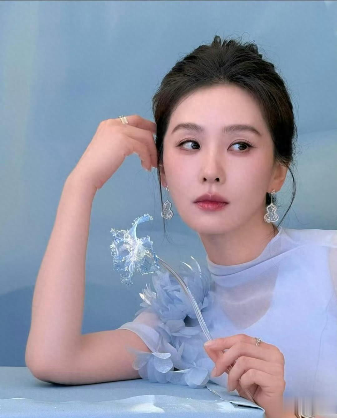 仙气拉满！刘诗诗淡蓝纱裙美出圈，39岁状态绝了
