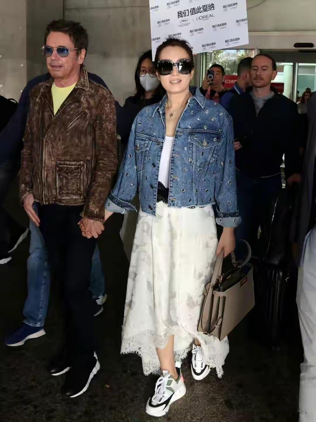 章小蕙去逛故宫穿得真时髦：衬衫+半身裙+穆勒鞋，63岁美出新高度