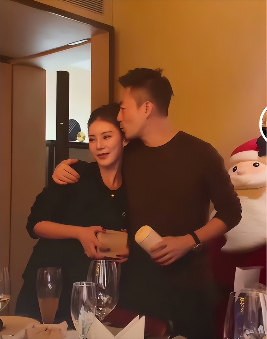 汪小菲夫妇陪俩娃吃晚饭!玥儿说想马筱梅了,带超多零食去很开心