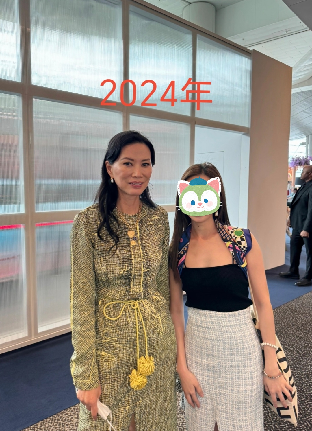 香港偶遇邓文迪小女儿，手长脚长高高瘦瘦，看打扮一点也不高调