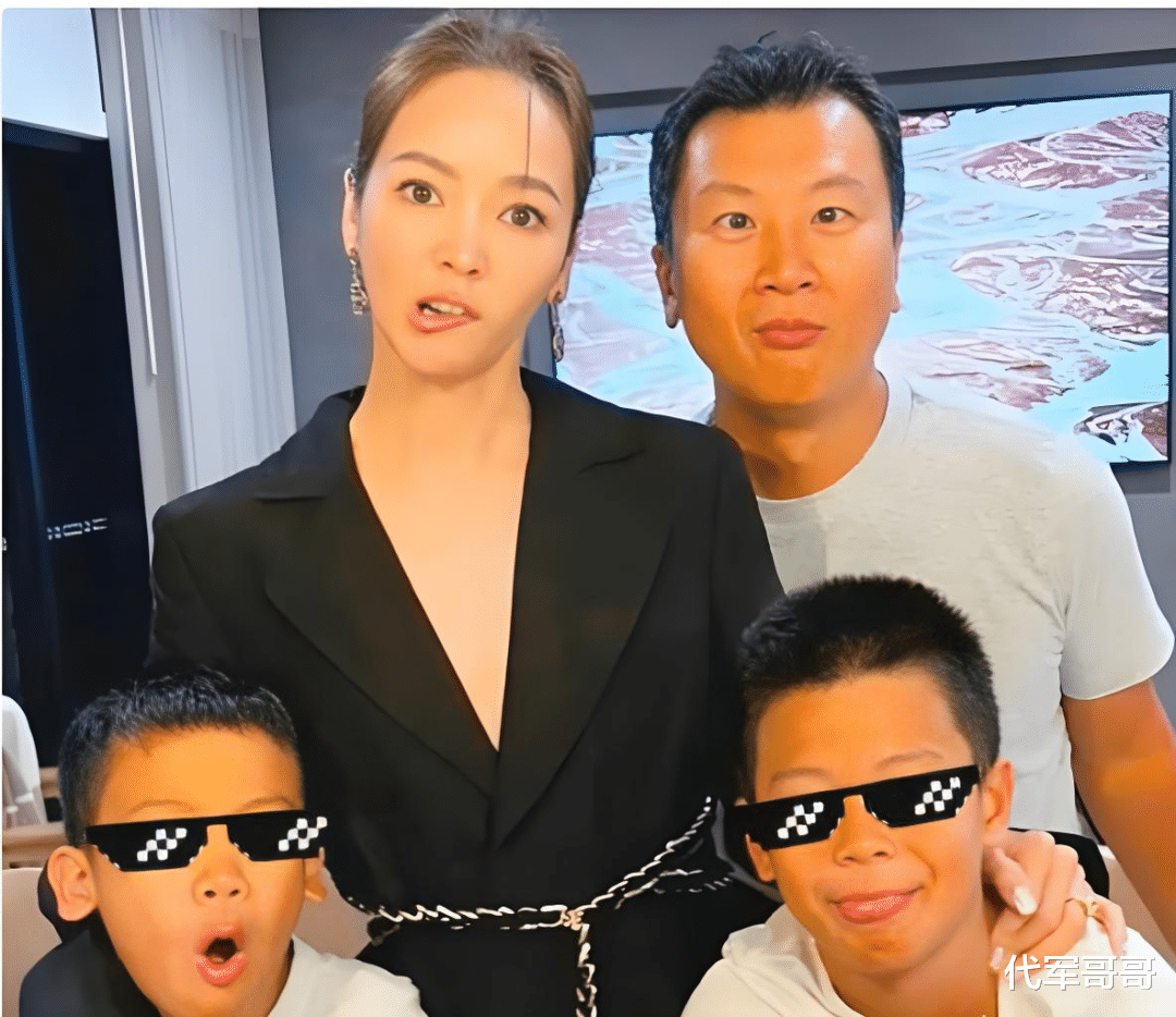 47岁侯佩岑近况曝光！与周杰伦分手后嫁富豪，如今2个儿子是她的骄傲