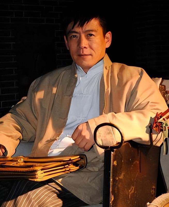 他靠演反派出名，曾与许晴传绯闻，57岁娶了圈外妻子，低调且幸福