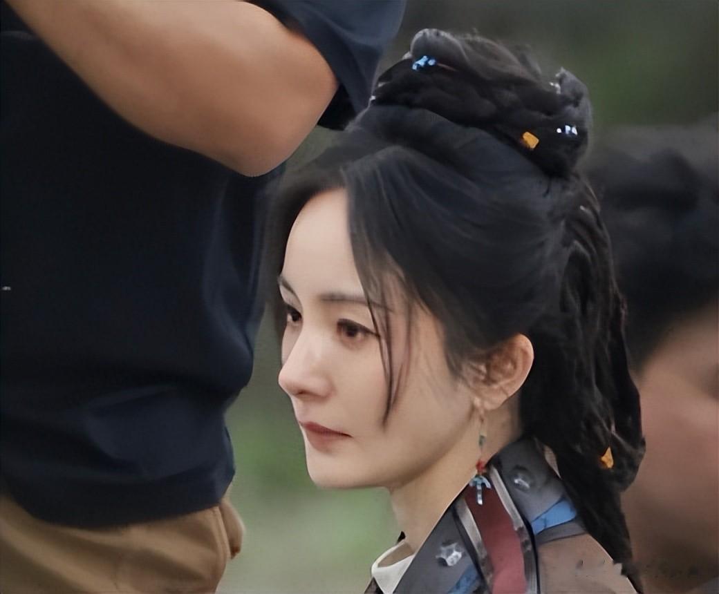 不会演少女就别乱演！杨幂路透脸肿沧桑嘴瘪背驼，没播就差评一片