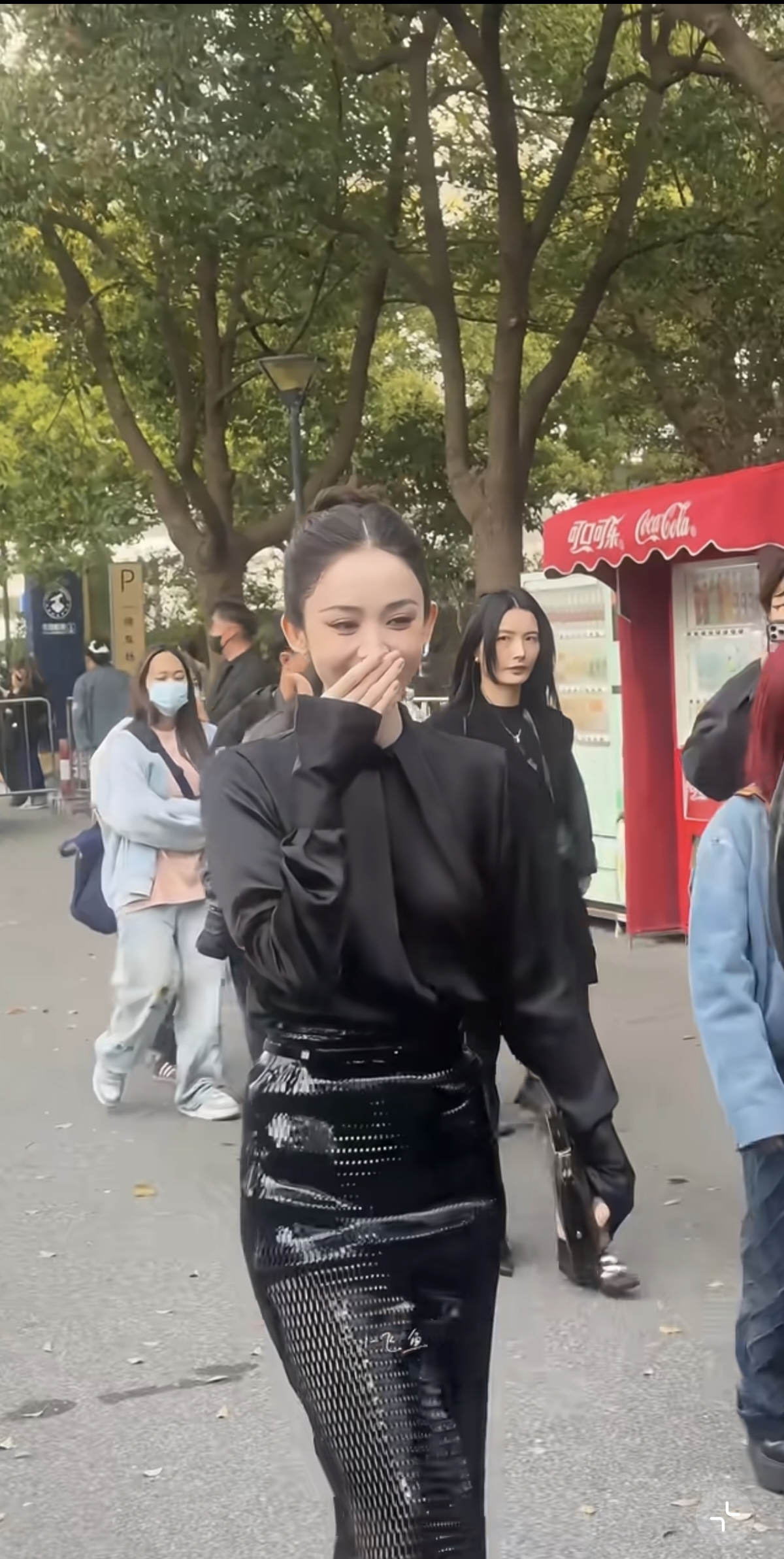 花期是真长！娜扎线下活动，全黑造型丸子头，又酷又飒侧脸也好看