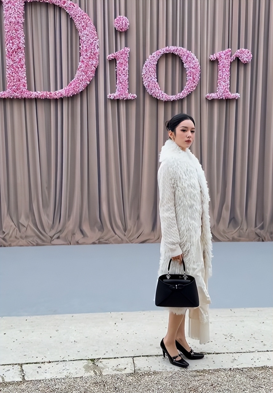 巴黎这一夜，蔡依林逆生长美绝了，周也扛住镜头，却被周迅惊艳！