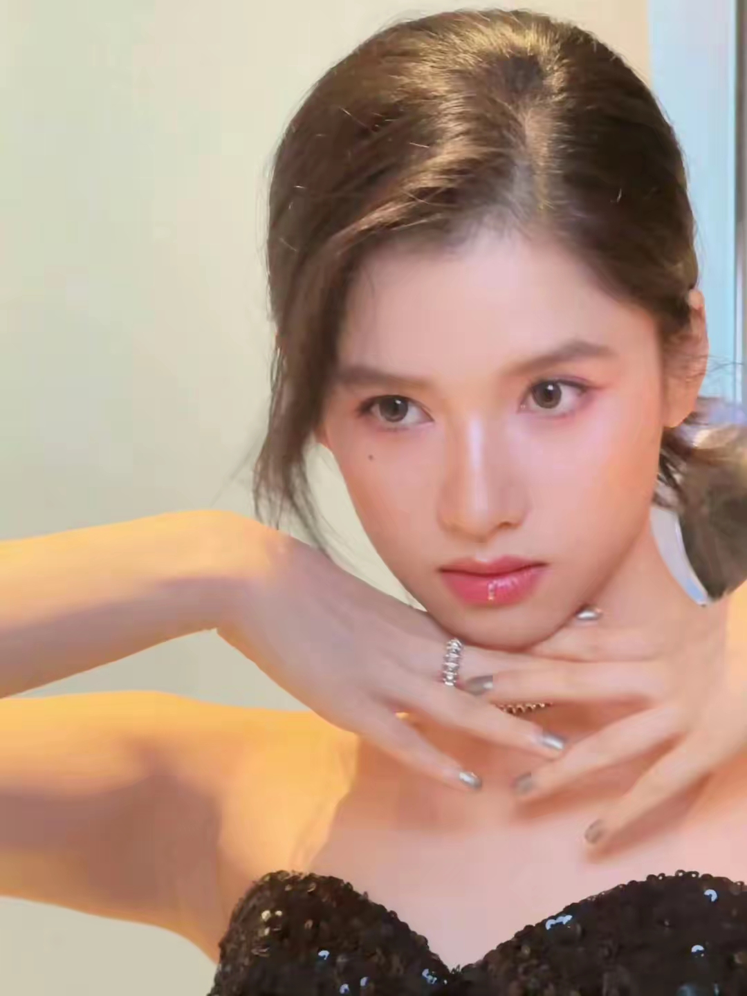 张婧仪，黑色抹胸裙，小姐姐颜值身材皆可。