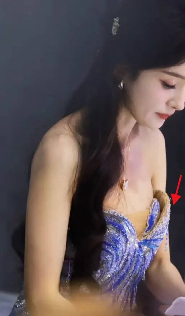 杨幂在上海参加线下活动，整个人白到发光、熠熠闪耀