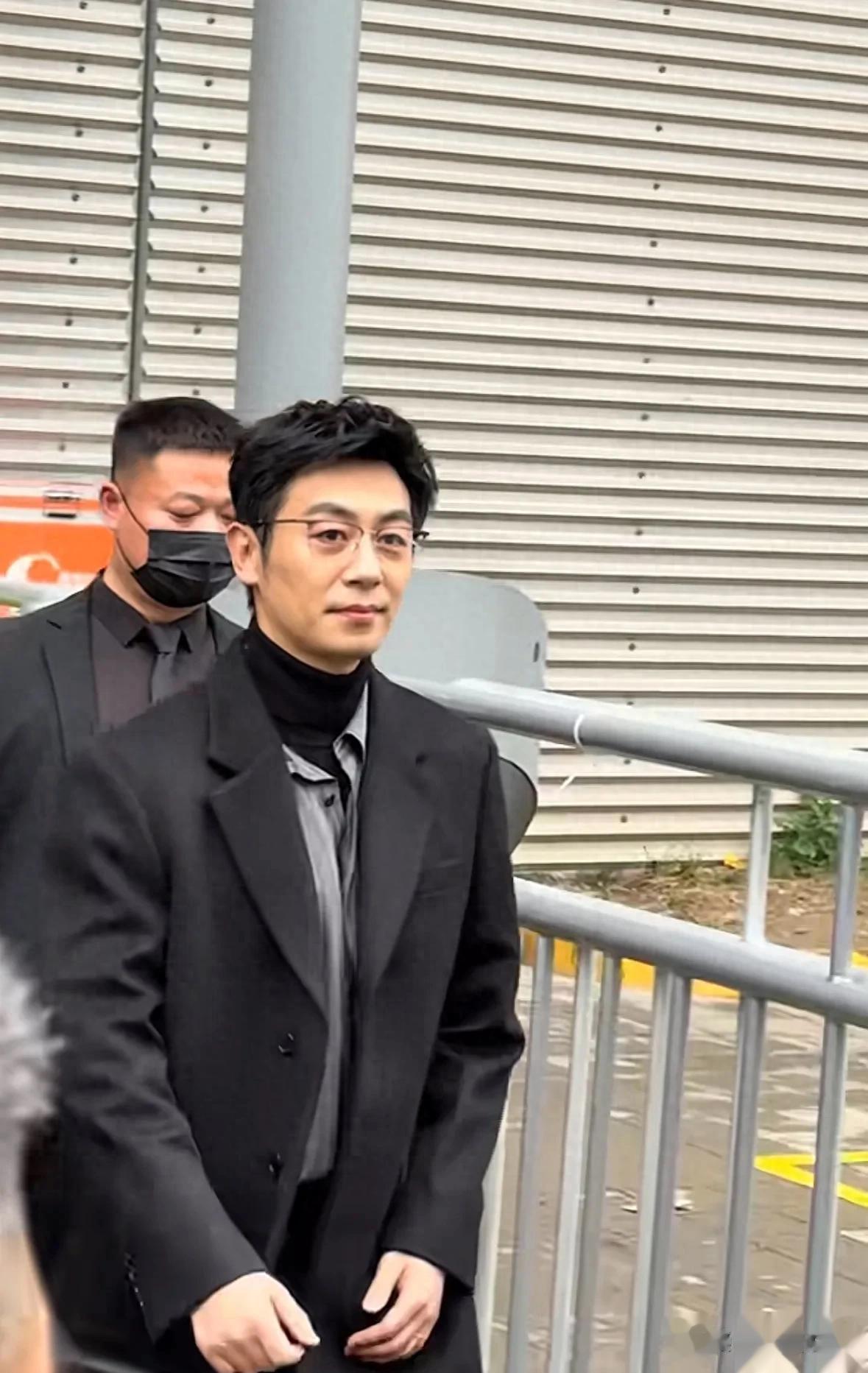 朱亚文近照曝光惊呆网友,才42岁咋就长这样了,皮肤松得不敢认