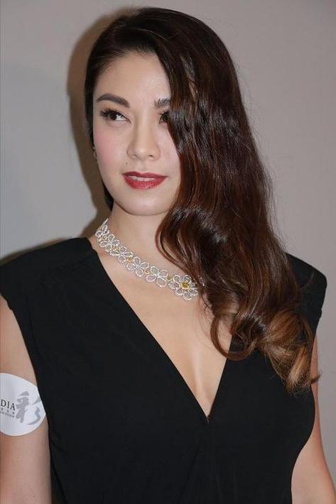 两度被富豪抛弃,相亲十几次仍单身,如今摇身一变成外国酒庄主人