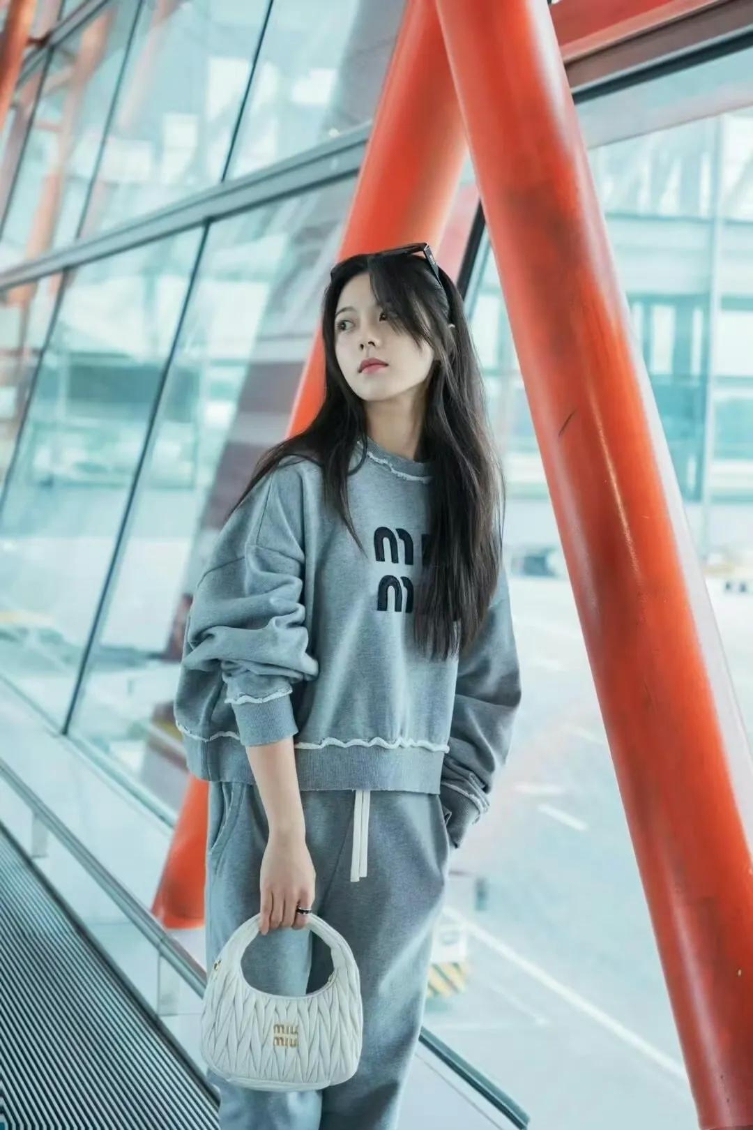 赵今麦墨镜造型超可爱