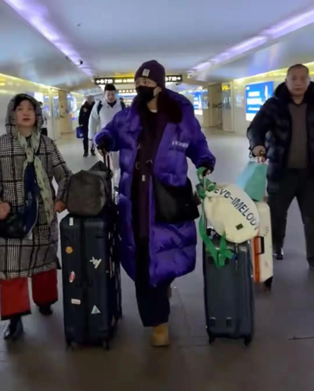 杜若溪携公婆乘火车返乡，全程18小时，一家几口同框十分幸福