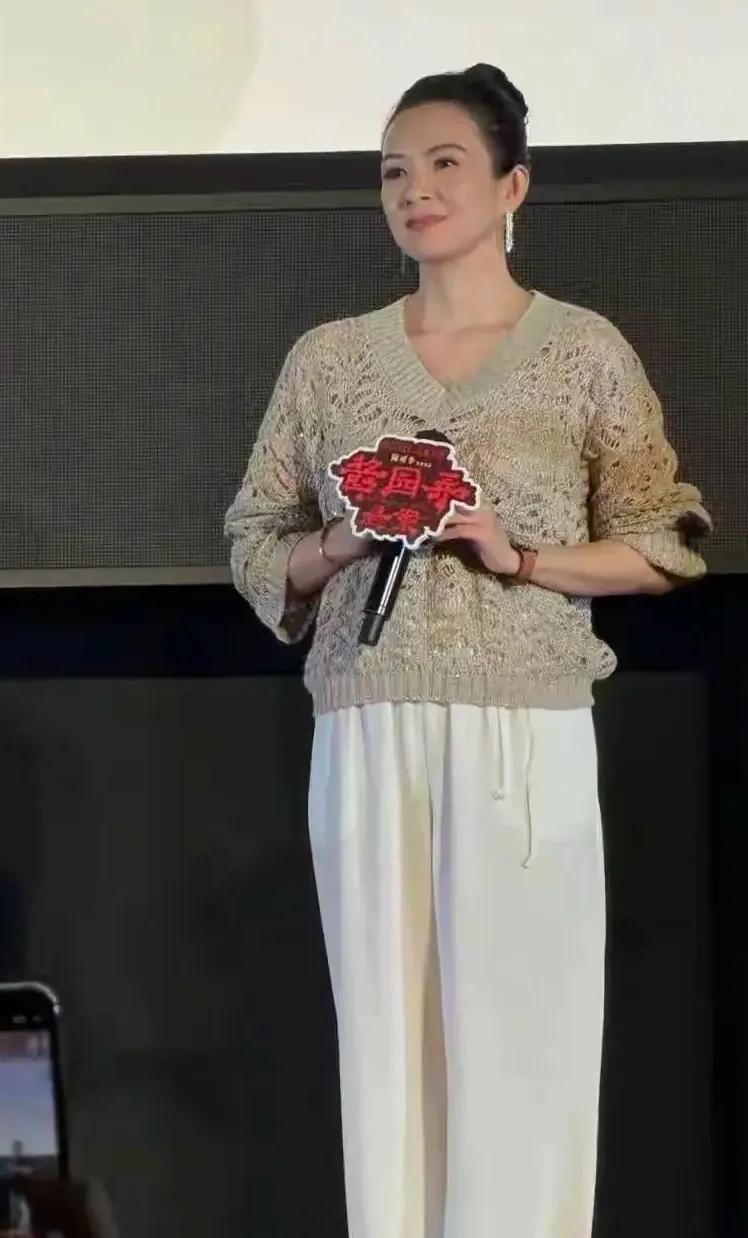 46岁章子怡增肥后颜值逆袭，洞洞衫配白裤显贵气，美得焕然一新